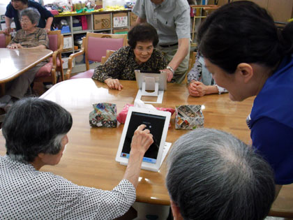 スマホ＆タブレット講座のボランティア活動風景