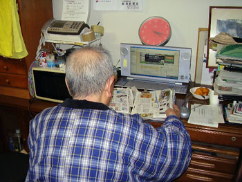 パソコンの操作で頑張る高齢者