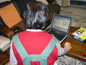 パソコンの操作で頑張る女性